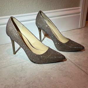 Carlos Santana Posy 4” heels metallic gold & silver shimmer fabric size 7 1/2